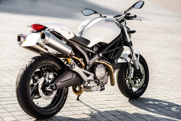 Kiev, Ukrayna - 7 Temmuz 2015: Beyaz motosiklet Ducati Monster şehrin sokak.