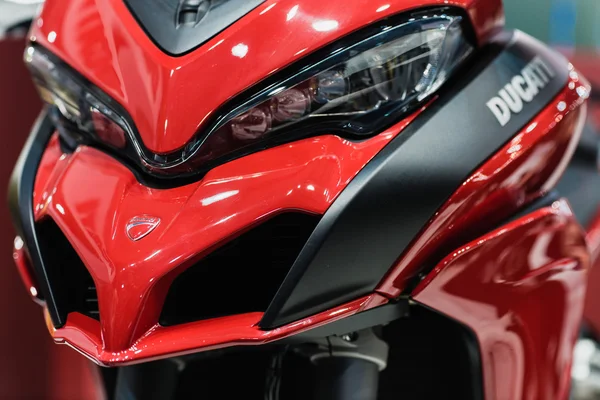 Киев, Украина - 12 марта 2016: Фотосессия Ducati Multistrada 1200 S в салоне мотоциклов — стоковое фото