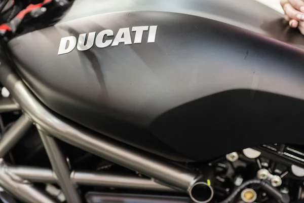 Kyjev, Ukrajina - 12. březen 2016: Logo motocyklu Ducati — Stock fotografie