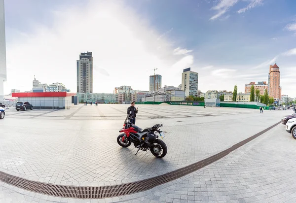 Kiev, Ucraina - 27 aprile 2016: motocicletta rossa Ducati Hyperstrada in strada. Panorama — Foto Stock