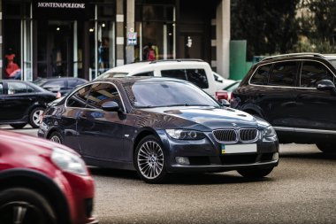 Gri motor araba Bmw M3 E92 Caddesi üzerinde.