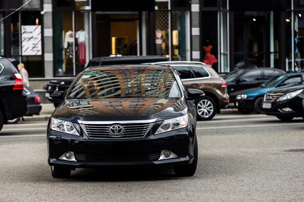 Carro de motor preto Toyota Camry na rua . — Fotografia de Stock