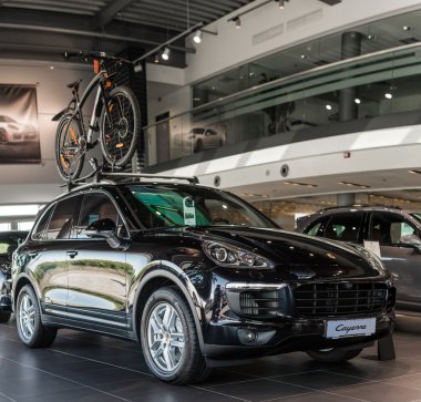 Kiev, Ukrayna - 7 Ağustos 2016: Porsche Cayenne Porsche bisiklet ile