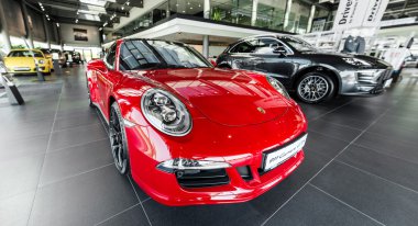 Kiev, Ukrayna - 7 Ağustos 2016: Photoshoot kırmızı Porsche 911 