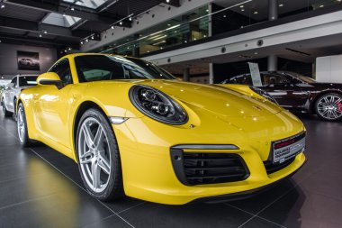 Kiev, Ukrayna - 28 Temmuz 2016: Sarı Porsche 911