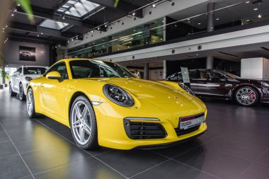 Kiev, Ukrayna - 28 Temmuz 2016: Sarı Porsche 911