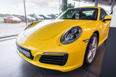 Kiev, Ukrayna - 28 Temmuz 2016: Sarı Porsche 911