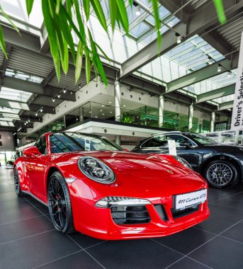 Kiev, Ukrayna - 7 Ağustos 2016: Photoshoot kırmızı Porsche 911 