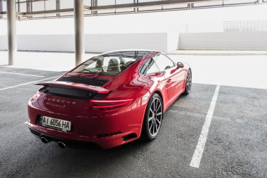 Kiev, Ukrayna - 7 Ağustos 2016: Photoshoot kırmızı Porsche 911 