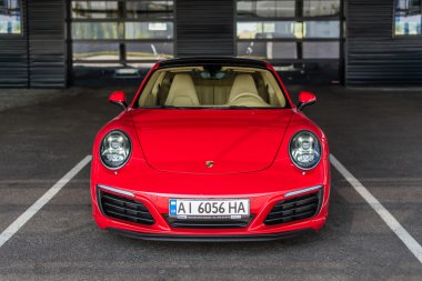 Kiev, Ukrayna - 7 Ağustos 2016: Photoshoot kırmızı Porsche 911 