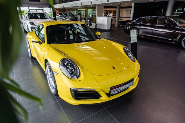 Kiev, Ukraine - 28 juillet 2016 : Porsche 911 jaune — Photo