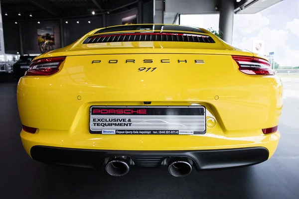 คีฟ ยูเครน 28 กรกฎาคม ค.ศ. 2016: พอร์ชสีเหลือง 911 — ภาพถ่ายสต็อก