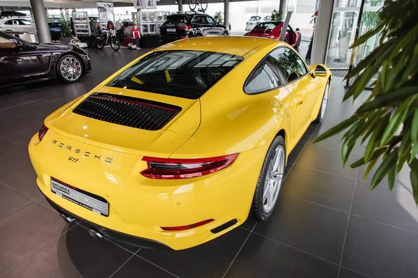 Kiev, Ucrania - 28 de julio de 2016: Porsche 911 amarillo —  Fotos de Stock