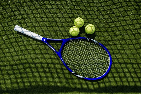 Raqueta de tenis en la hierba — Foto de Stock