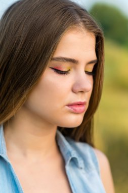 Tarladaki güzel bir kızın portresi.