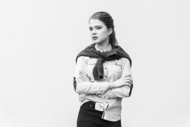 Arka plan mavi duvar üzerinde güzel kız