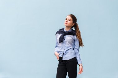 Arka plan mavi duvar üzerinde güzel kız