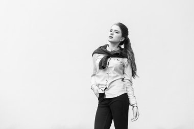 Arka plan mavi duvar üzerinde güzel kız