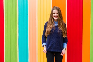 Renkli duvar bir arka plan üzerinde güzel kız