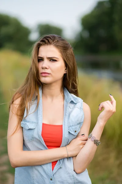 Porträtt av en vacker flicka på ett fält — Stockfoto