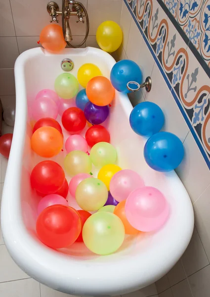 Bando de balões coloridos em tubo de banho. Grande pilha de balões inflados multicoloridos . — Fotografia de Stock