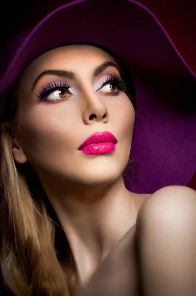 Hermoso retrato de mujer. Foto de arte de moda. Hermosa modelo joven con sombrero malva sobre fondo de color, tiro al estudio. Elegante rubia con maquillaje. Señora romántica de estilo retro con boca sensual —  Fotos de Stock