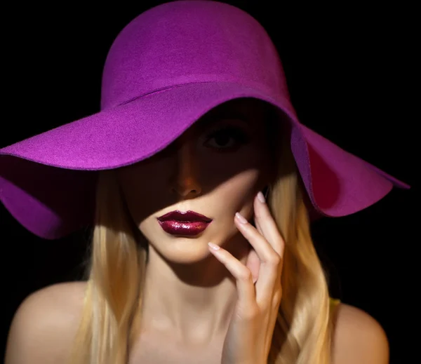 Hermoso retrato de mujer. Foto de arte de moda. Hermosa modelo joven con sombrero malva sobre fondo de color, tiro al estudio. Elegante rubia con maquillaje. Señora romántica de estilo retro con boca sensual —  Fotos de Stock