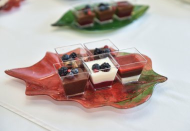 Düğün dekorasyon pastel ile cupcakes, meringues, kekler ve macarons renkli. zarif ve lüks olay renkli kurabiye aranjmanı. Düğün tatlı macaroons ile