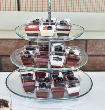 Düğün dekorasyon pastel ile cupcakes, meringues, kekler ve macarons renkli. zarif ve lüks olay renkli kurabiye aranjmanı. Düğün tatlı macaroons ile