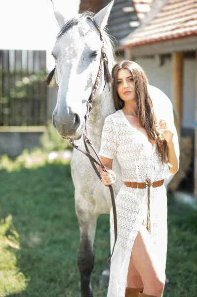 Beautiful Brunette Woman Long Hair Long White Dress Horse Portrait — Stock Photo, Image