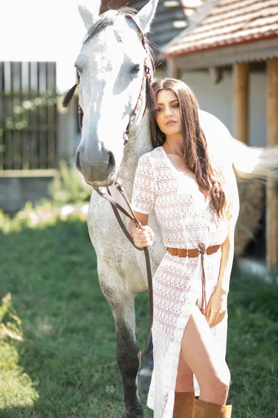Bella Donna Bruna Con Capelli Lunghi Lungo Vestito Bianco Cavallo — Foto Stock