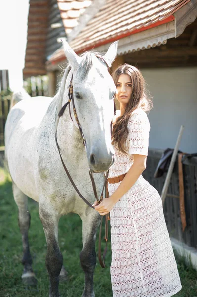 Mulher Morena Bonita Com Cabelo Longo Vestido Branco Longo Cavalo — Fotografia de Stock