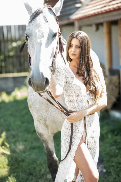 Beautiful Brunette Woman Long Hair Long White Dress Horse Portrait — Stock Photo, Image