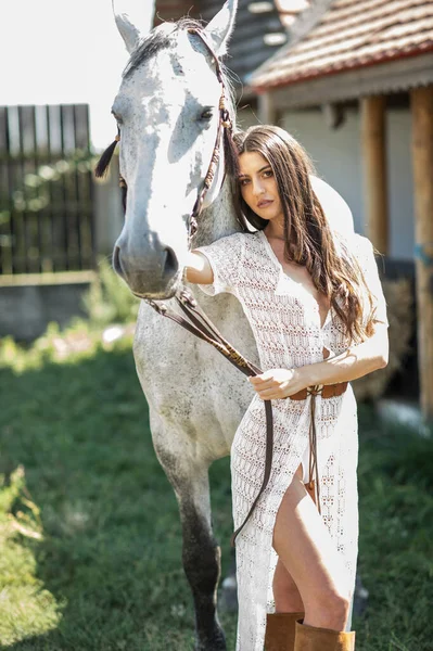 Mulher Morena Bonita Com Cabelo Longo Vestido Branco Longo Cavalo — Fotografia de Stock