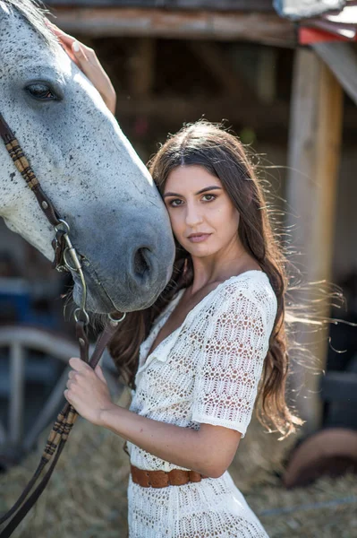 Krásná Brunetka Dlouhými Vlasy Dlouhými Bílými Šaty Koněm Portrét Dívky — Stock fotografie