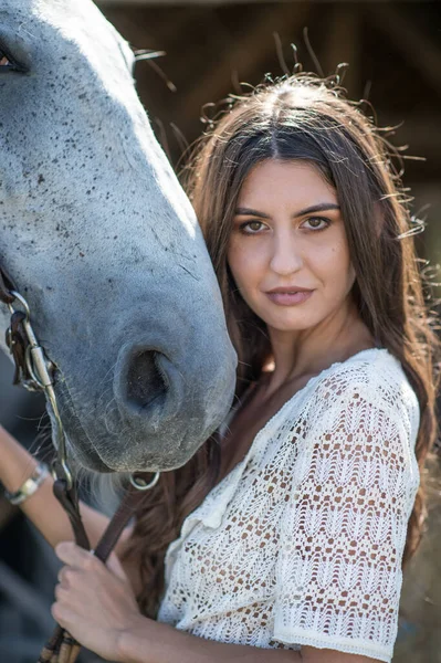 Mooie Brunette Met Lang Haar Lange Witte Jurk Paard Portret — Stockfoto