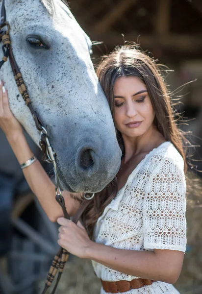 Mulher Morena Bonita Com Cabelo Longo Vestido Branco Longo Cavalo — Fotografia de Stock