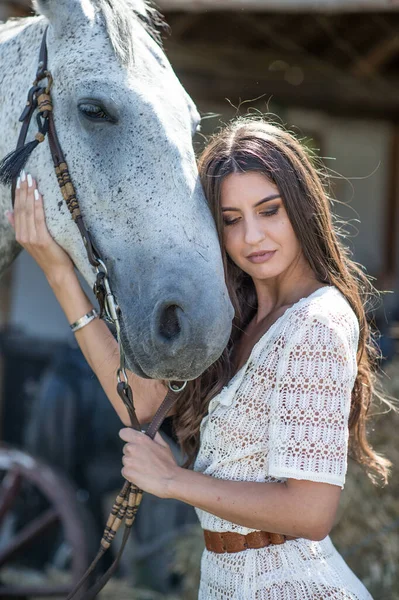 Belle Femme Brune Aux Cheveux Longs Longue Robe Blanche Cheval — Photo