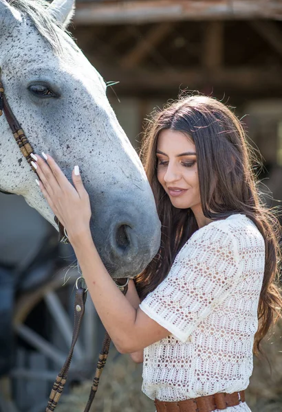 Belle Femme Brune Aux Cheveux Longs Longue Robe Blanche Cheval — Photo