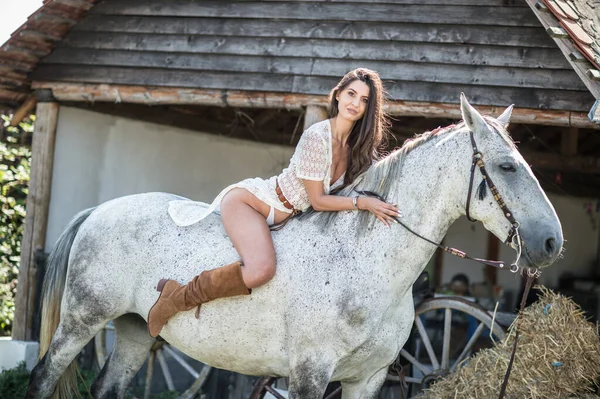 Bella Donna Bruna Con Capelli Lunghi Lungo Vestito Bianco Sella — Foto Stock