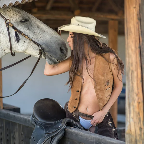 Uzun Saçlı Atlı Güzel Esmer Kadın Kovboy Şapkası Atı Olan — Stok fotoğraf