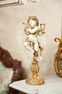 lir süsleme ile melek. Altın süs. Vintage bir melek. Seramik melek oynarken harp. Cupid Mumluk mermer destek olarak,