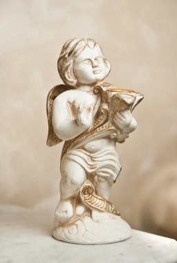 lir, süsleme ile melek. Altın süs. Vintage bir melek. Seramik melek oynarken harp. Mermer masa üzerinde Eros heykelciği.