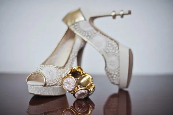 High heels wedding shoes and bracelet on table. Wedding accessories. — Stock Photo, Image