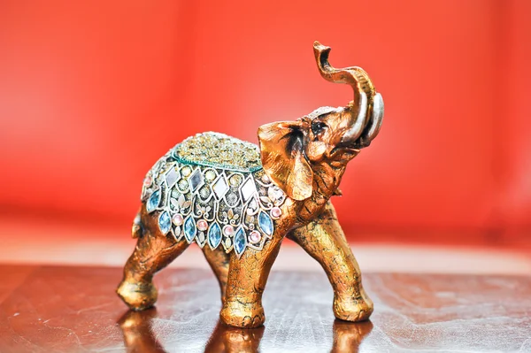 Golden indian elephant on table. Decorative elephant statue. Small elephant. — Stock Photo, Image