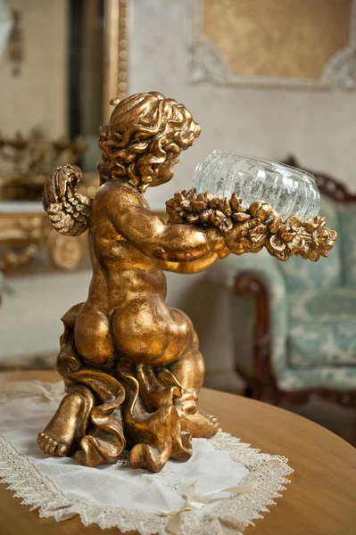 Adorno dorado. Ángel con lira, adorno. Ángel vintage. Ángel metálico. Estatuilla de Cupido sobre mesa de madera . — Foto de Stock