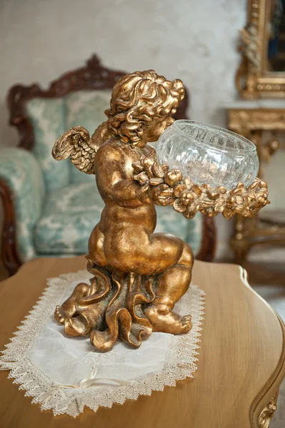 Adorno dorado. Ángel con lira, adorno. Ángel vintage. Ángel metálico. Estatuilla de Cupido sobre mesa de madera . —  Fotos de Stock