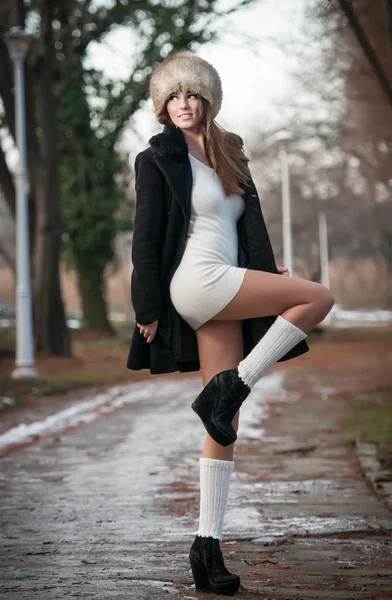 Portret van jonge mooie vrouw, buiten schot in de winter landschap. sensuele brunette meisje met jas en bont GLB poseren in een park bedekt met sneeuw. modieuze vrouw in een koude dag. — Stockfoto