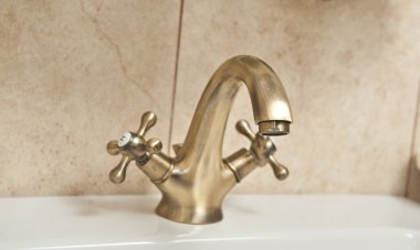 Krom damlayan musluk. banyo lavabo musluk. su tasarrufu kavramı. tatlı su için su kaynağı musluk Mikser.