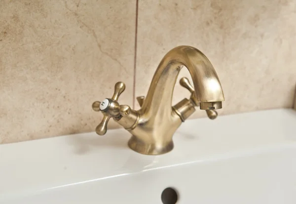 铬滴水的龙头。在浴室的水槽水龙头。节水概念。水的水供应龙头混合器的特写. — 图库照片